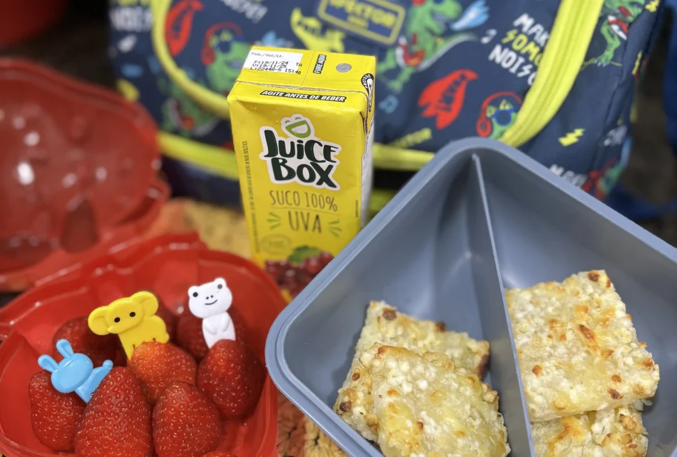 morango, dadinho de tapioca e suco de uva